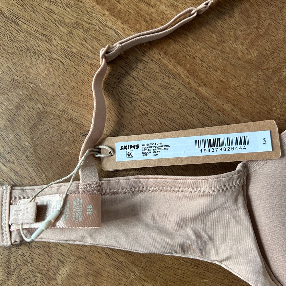 SKIMS Wireless Form Push Up Plunge Bra Clay - Picture 10 of 11